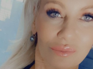 BlondeMILFxo